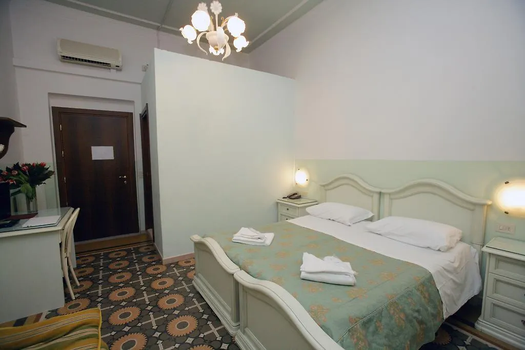 Hotel Desiree Florencia 3*,