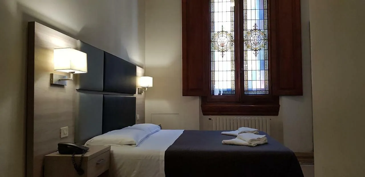 Hotel Desiree Florencia 3*,